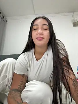 Snapshot of Hannahoff chatting on 03-06-26, 04:18 Hannahoff online show from 03-06-26, 04:18