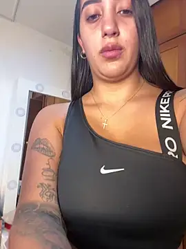 Snapshot of Hannahoff chatting on 06-17-26, 01:05 Hannahoff online show from 06-17-26, 01:05
