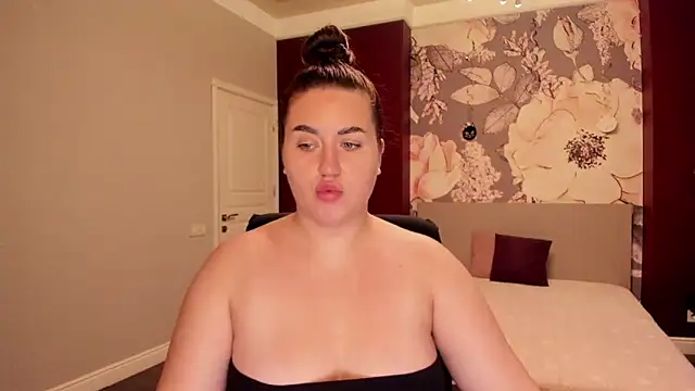 Roxie Bradley online show from 10-08-25, 05:42