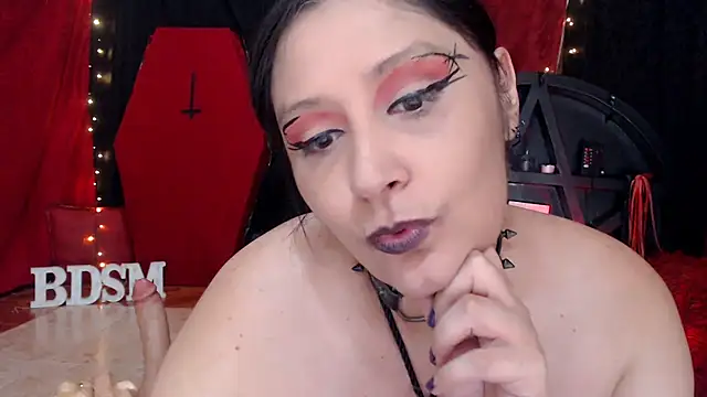 Snapshot of MonetKitty chatting on 05-19-26, 07:32 MonetKitty online show from 05-19-26, 07:32