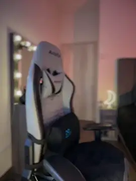 JanyLunaa online show from 11-19-25, 11:05