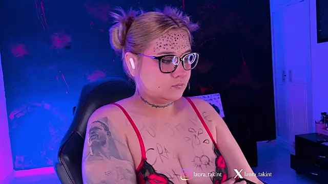 Snapshot of Laura_takint chatting on 02-06-26, 07:10 Laura takint online show from 02-06-26, 07:10