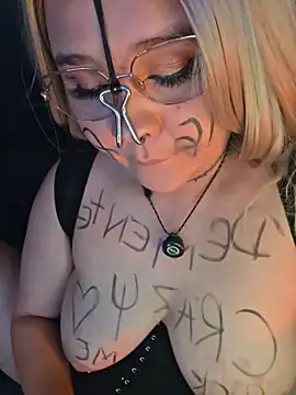 Snapshot of Laura_takint chatting on 12-13-25, 08:04 Laura takint online show from 12-13-25, 08:04