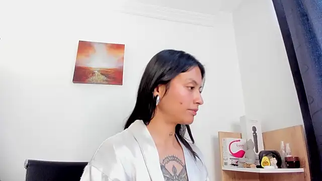 nia  white online show from 11-24-25, 06:19