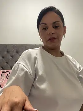 Snapshot of Kataliina chatting on 05-13-26, 03:35 Kataliina online show from 05-13-26, 03:35