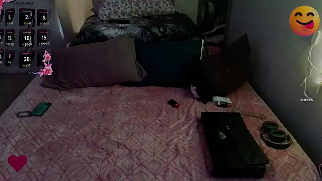 Snapshot of Jessie_Holmes chatting on 01-10-26, 01:17 Jessie Holmes online show from 01-10-26, 01:17