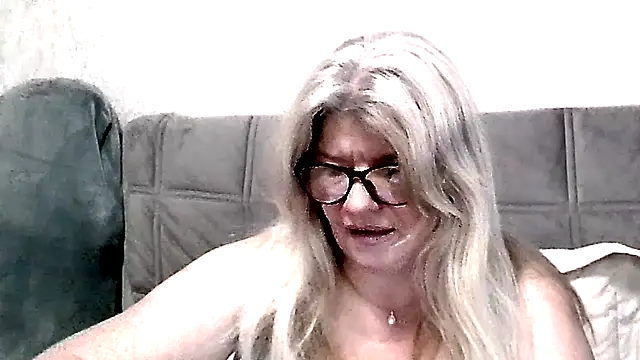 Snapshot of Diana_49 chatting on 04-25-26, 05:21 Diana 49 online show from 04-25-26, 05:21