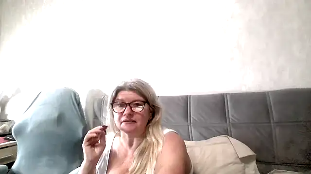 Snapshot of Diana_49 chatting on 04-21-26, 06:25 Diana 49 online show from 04-21-26, 06:25