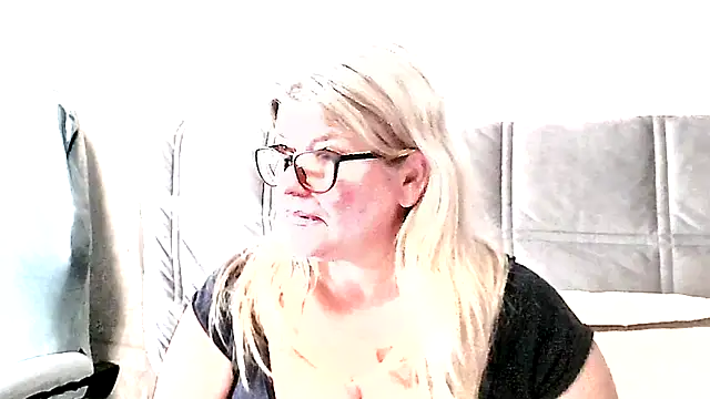Snapshot of Diana_49 chatting on 04-22-26, 07:42 Diana 49 online show from 04-22-26, 07:42