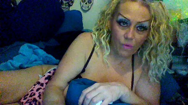 Snapshot of snazzyteez@xh chatting on 11-14-25, 03:05 snazzyteezxh online show from 11-14-25, 03:05