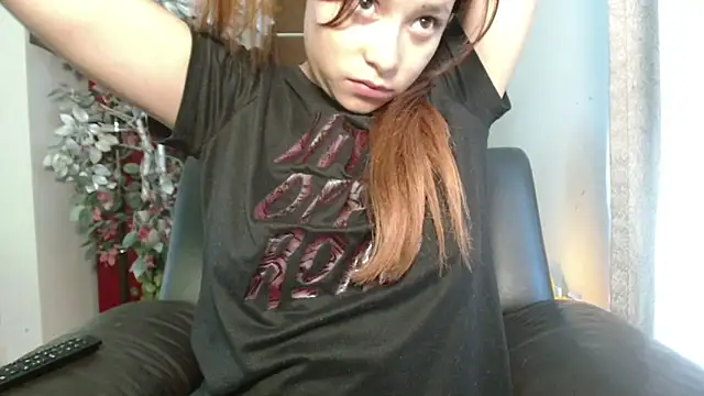 Snapshot of 3littleschoolteens chatting on 09-08-25, 04:06 3littleschoolteens online show from 09-08-25, 04:06
