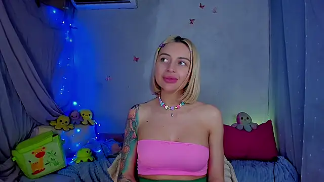 Snapshot of LickLizzy chatting on 04-28-26, 02:27 LickLizzy online show from 04-28-26, 02:27