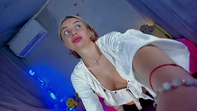 Snapshot of LickLizzy chatting on 06-10-26, 08:10 LickLizzy online show from 06-10-26, 08:10