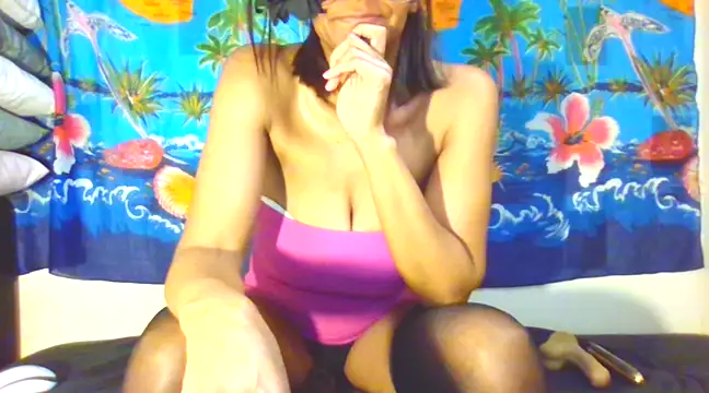 Snapshot of laetitiafun chatting on 03-15-25, 07:38 laetitiafun online show from 03-15-25, 07:38