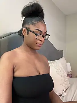 Snapshot of CandyLuxxxx chatting on 03-06-25, 10:36 CandyLuxxxx online show from 03-06-25, 10:36