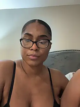 Snapshot of CandyLuxxxx chatting on 03-22-25, 12:25 CandyLuxxxx online show from 03-22-25, 12:25