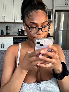 Snapshot of CandyLuxxxx chatting on 09-16-25, 07:37 CandyLuxxxx online show from 09-16-25, 07:37