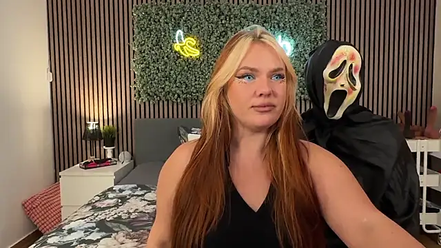 AnjaAmelia online show from 10-31-25, 08:05