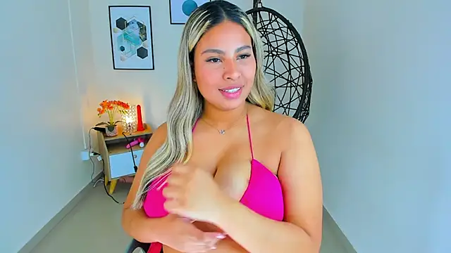 Snapshot of Carlota_peach chatting on 02-14-25, 08:10 Carlota peach online show from 02-14-25, 08:10