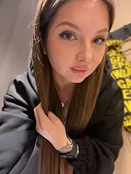 Snapshot of KrisMagnoly chatting on 12-15-25, 04:46 KrisMagnoly online show from 12-15-25, 04:46