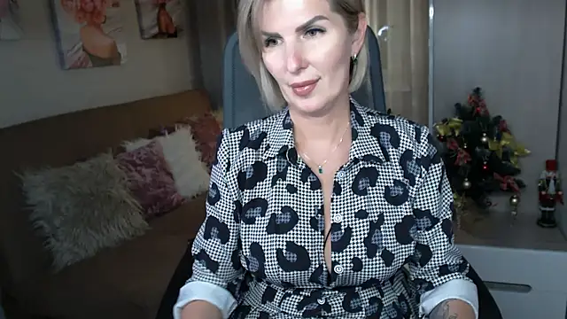 Snapshot of sensualEmilia chatting on 12-17-24, 07:48 sensualEmilia online show from 12-17-24, 07:48
