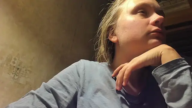 Snapshot of FrumCake chatting on 02-16-25, 02:20 FrumCake online show from 02-16-25, 02:20