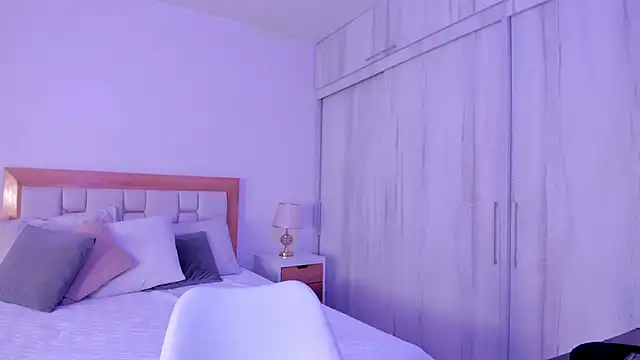Snapshot of mia_hank chatting on 10-10-25, 11:44 mia hank online show from 10-10-25, 11:44