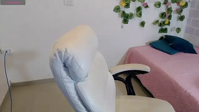 tania sweet   online show from 10-31-25, 05:09