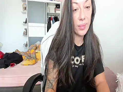 Snapshot of MeliEva chatting on 10-20-25, 09:21 MeliEva online show from 10-20-25, 09:21