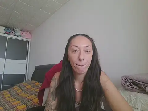 Snapshot of MeliEva chatting on 10-21-25, 10:47 MeliEva online show from 10-21-25, 10:47