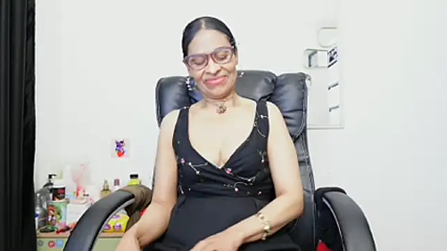 Snapshot of Aries_Mature chatting on 06-11-26, 12:32 Aries Mature online show from 06-11-26, 12:32