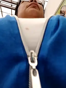 Snapshot of __valentina18 chatting on 03-08-25, 04:17   valentina18 online show from 03-08-25, 04:17