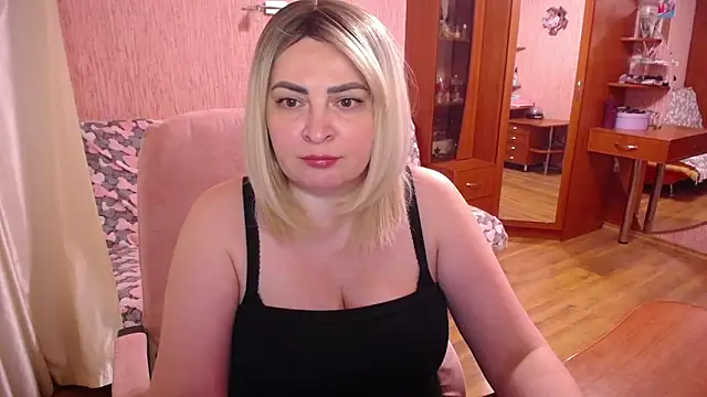 Snapshot of -MeowMeow chatting on 05-25-26, 06:39 -MeowMeow online show from 05-25-26, 06:39