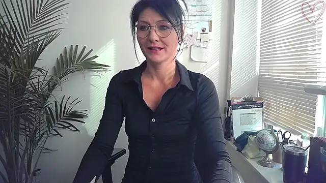 Snapshot of City_Kat chatting on 11-17-25, 05:39 City Kat online show from 11-17-25, 05:39