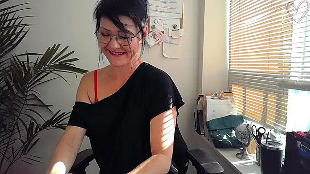 Snapshot of City_Kat chatting on 11-11-25, 02:45 City Kat online show from 11-11-25, 02:45