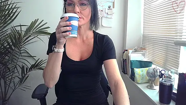 Snapshot of City_Kat chatting on 11-10-25, 04:45 City Kat online show from 11-10-25, 04:45