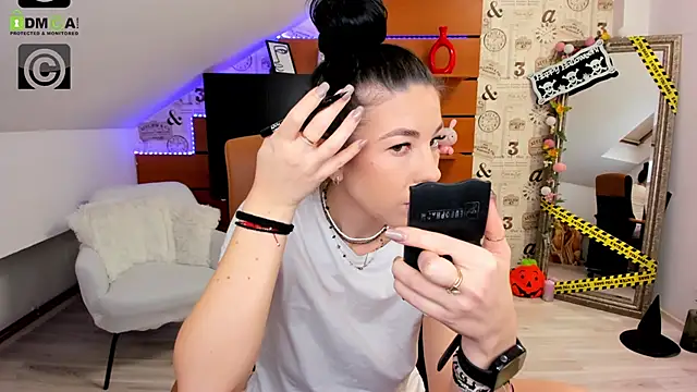 Snapshot of EmillyTaylor chatting on 10-29-25, 04:33 EmillyTaylor online show from 10-29-25, 04:33