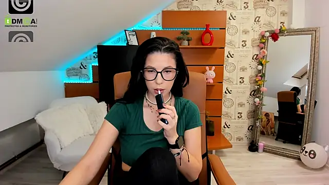 Snapshot of EmillyTaylor chatting on 11-06-25, 05:00 EmillyTaylor online show from 11-06-25, 05:00