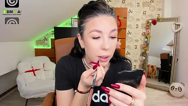 Snapshot of EmillyTaylor chatting on 12-18-25, 04:50 EmillyTaylor online show from 12-18-25, 04:50