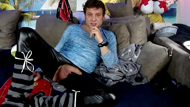 Snapshot of druckfug chatting on 11-24-25, 08:58 druckfug online show from 11-24-25, 08:58