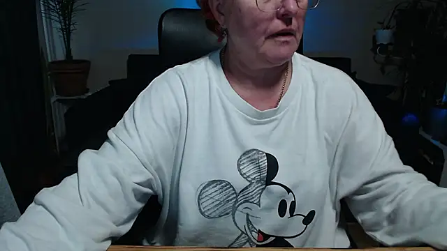 Snapshot of JoannaAndNeighbour chatting on 10-18-25, 10:17 JoannaAndNeighbour online show from 10-18-25, 10:17