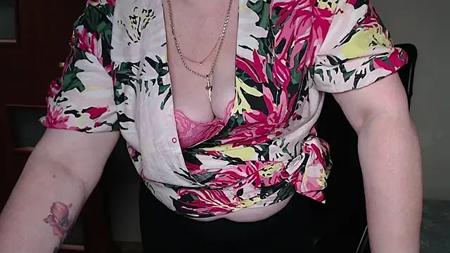Snapshot of JoannaAndNeighbour chatting on 03-20-25, 05:58 JoannaAndNeighbour online show from 03-20-25, 05:58