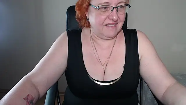 Snapshot of JoannaAndNeighbour chatting on 03-07-25, 10:35 JoannaAndNeighbour online show from 03-07-25, 10:35