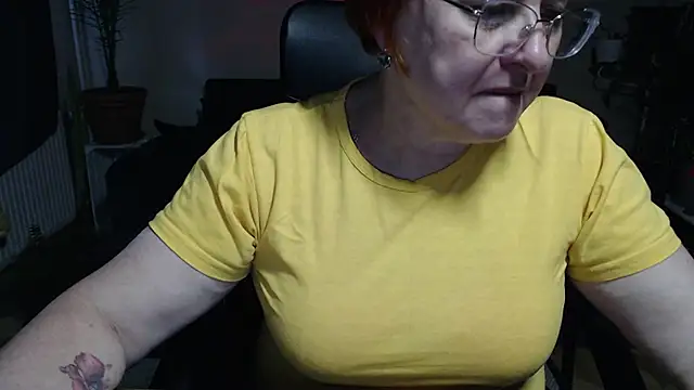 Snapshot of JoannaAndNeighbour chatting on 10-21-25, 02:49 JoannaAndNeighbour online show from 10-21-25, 02:49