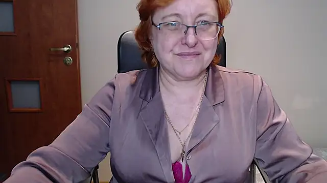 Snapshot of JoannaAndNeighbour chatting on 03-08-25, 07:42 JoannaAndNeighbour online show from 03-08-25, 07:42