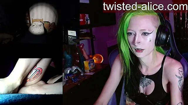 Snapshot of alicewonder09 chatting on 06-12-26, 03:37 alicewonder09 online show from 06-12-26, 03:37