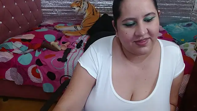 Snapshot of EMILY-NESSA chatting on 02-25-25, 03:20 EMILY-NESSA online show from 02-25-25, 03:20