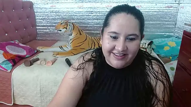 Snapshot of EMILY-NESSA chatting on 01-25-25, 08:31 EMILY-NESSA online show from 01-25-25, 08:31