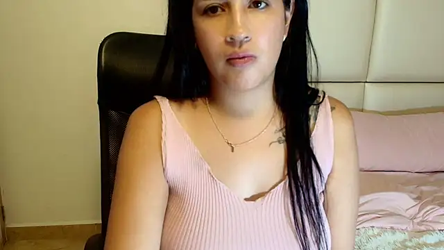 Snapshot of sara2520 chatting on 05-06-26, 02:04 sara2520 online show from 05-06-26, 02:04