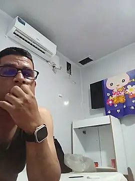 Snapshot of El-reyleon chatting on 05-28-26, 01:02 El-reyleon online show from 05-28-26, 01:02
